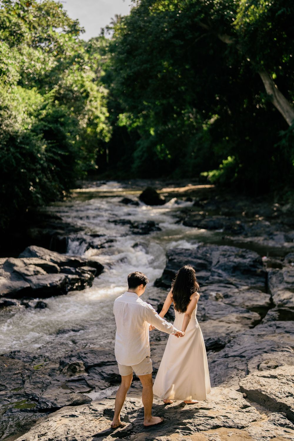 Romantic pre-wedding photoshoot at Blangsinga Waterfall