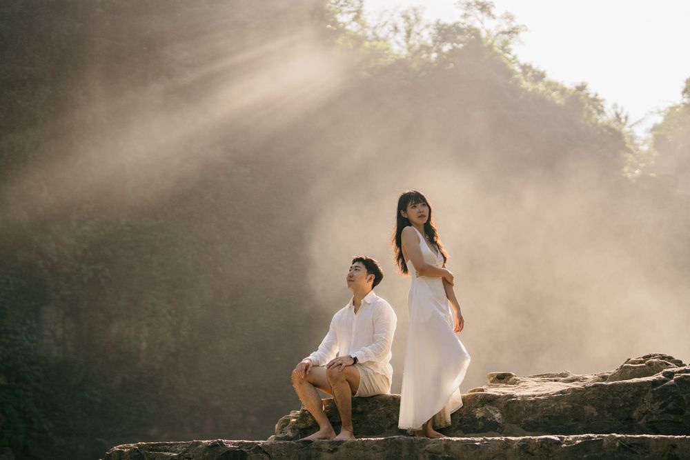 Romantic pre-wedding photoshoot at Blangsinga Waterfall