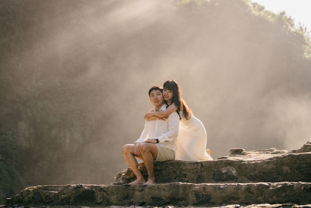 Romantic pre-wedding photoshoot at Blangsinga Waterfall