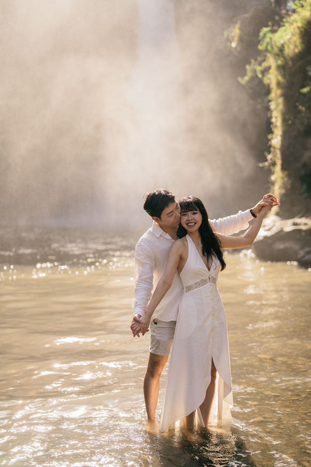 Romantic pre-wedding photoshoot at Blangsinga Waterfall