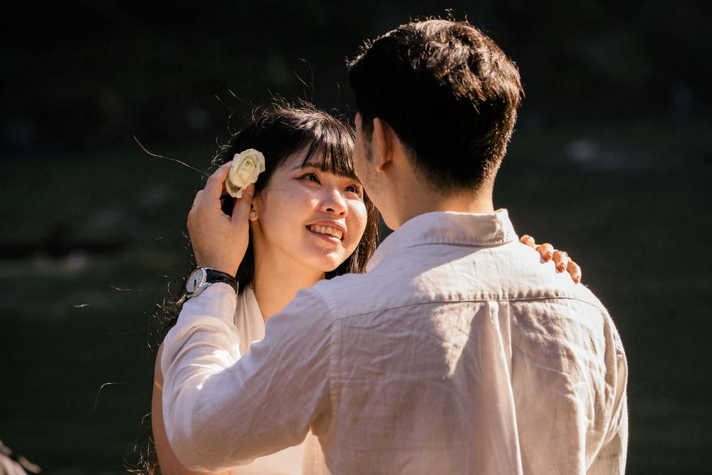 Romantic pre-wedding photoshoot at Blangsinga Waterfall