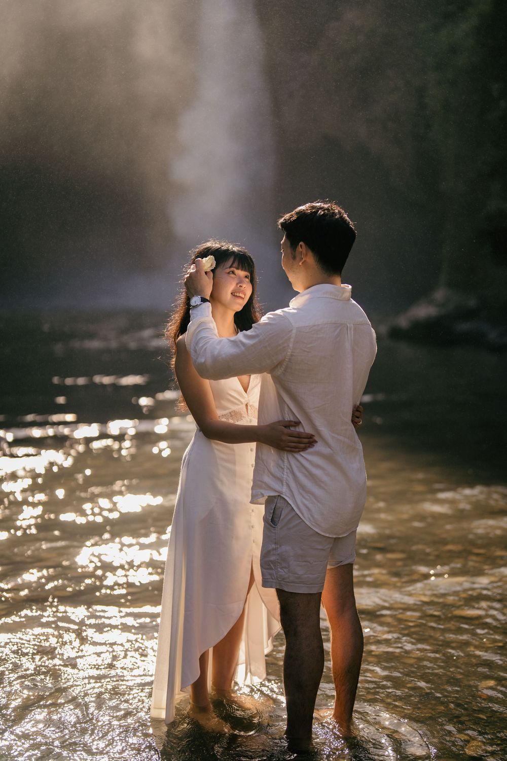 Romantic pre-wedding photoshoot at Blangsinga Waterfall