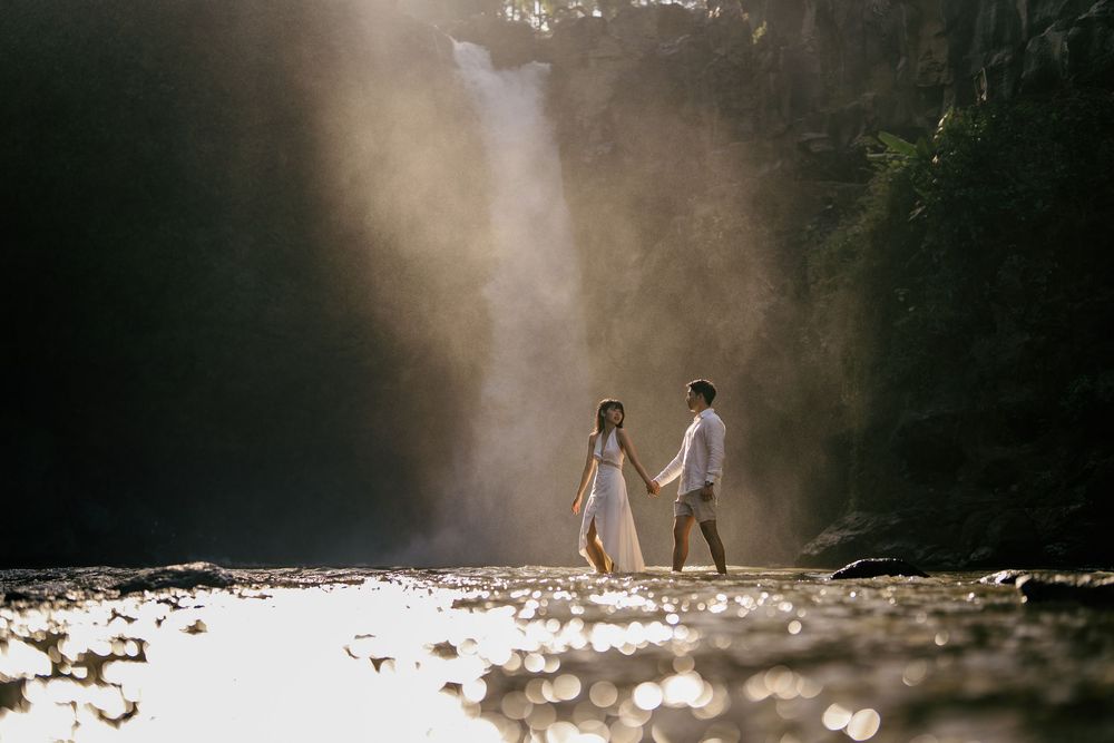 Romantic pre-wedding photoshoot at Blangsinga Waterfall