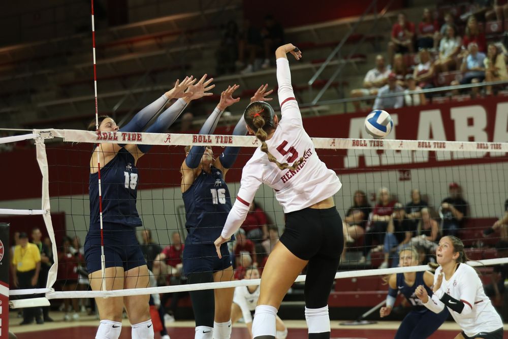 Alabama volleyball player Laney Hennessee (5)