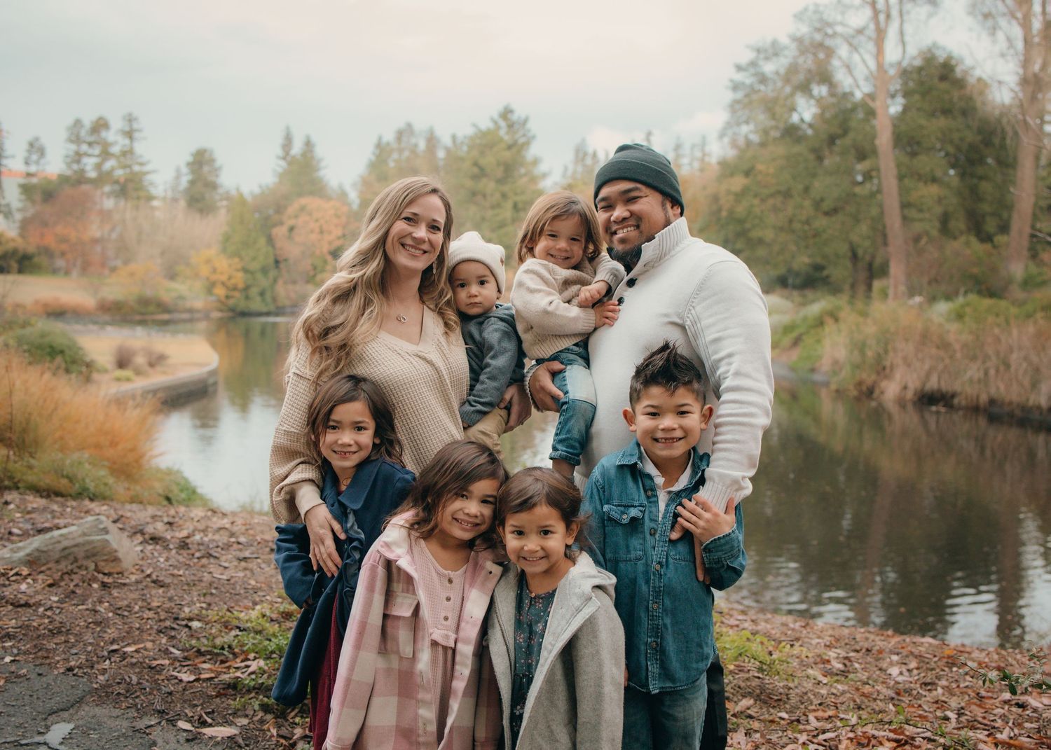 Large family poses in the UC Davis Arboretum