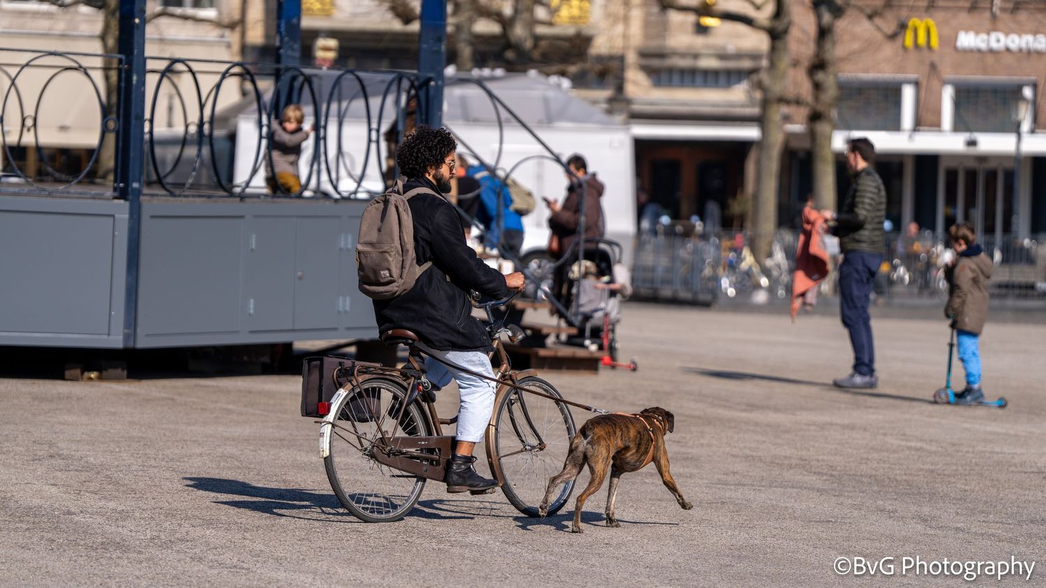 straat fotografie maastricht fietser met hond