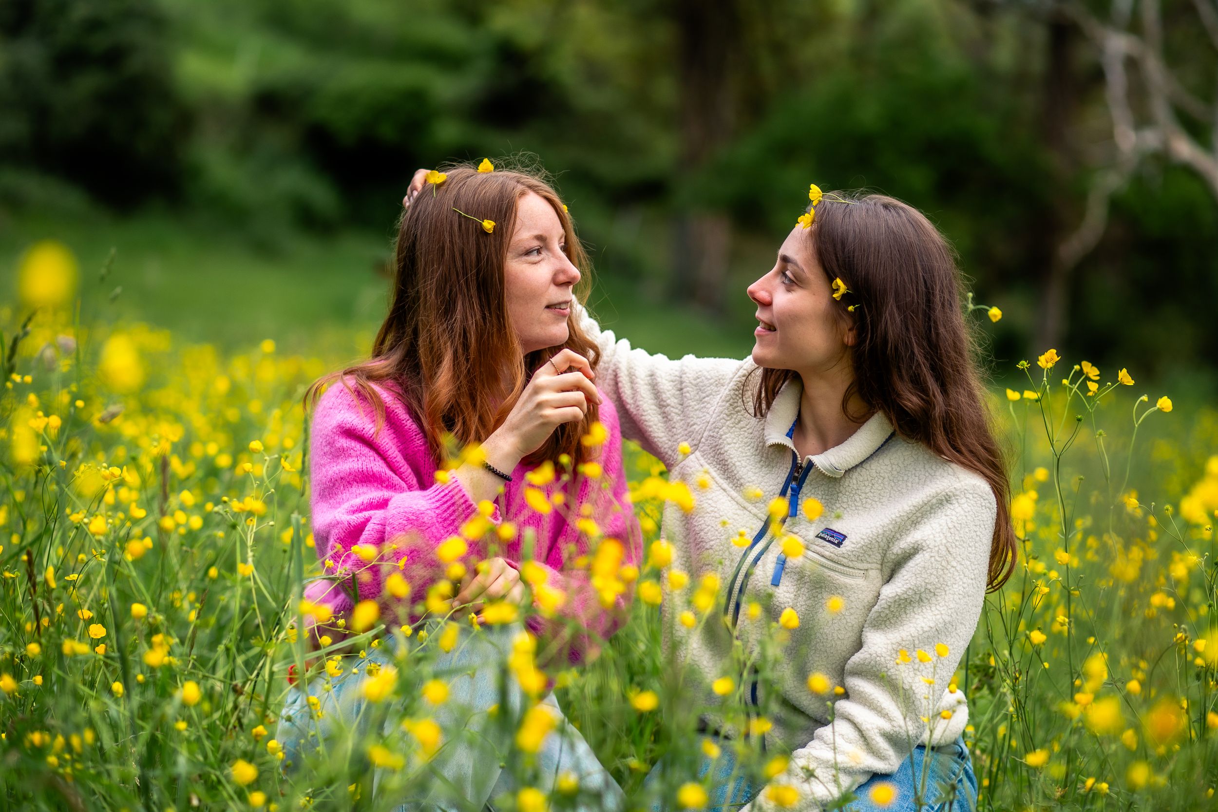 Séance photo entre copines en extérieur avec de belles fleurs sur clermont ferrand