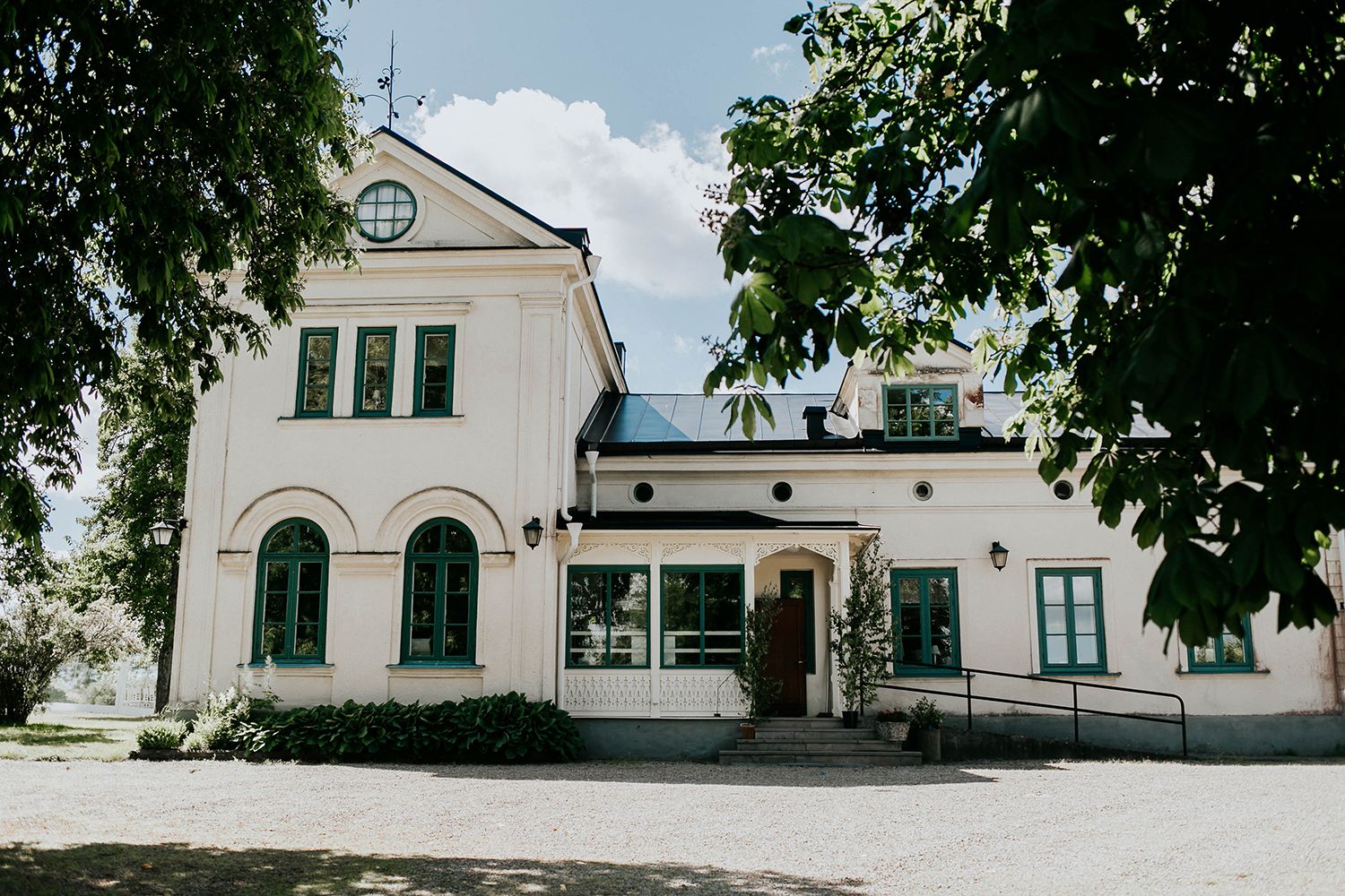 Bröllop i Örebro. Karlslunds herrgård. Utomhusvigsel. Fotograf i Karlstad Rebecca Nordin.