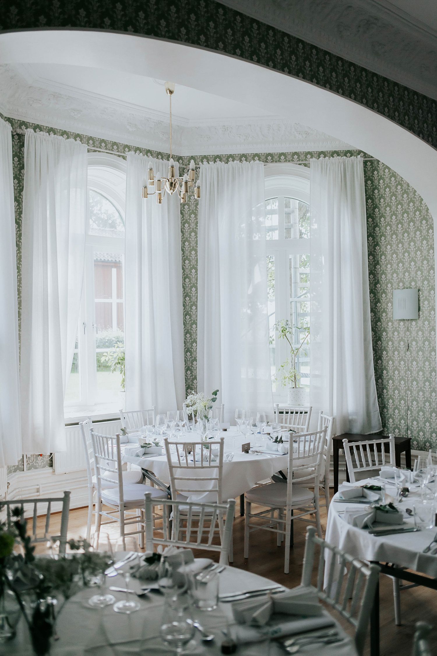 Bröllop i Örebro. Karlslunds herrgård. Utomhusvigsel. Fotograf i Karlstad Rebecca Nordin.