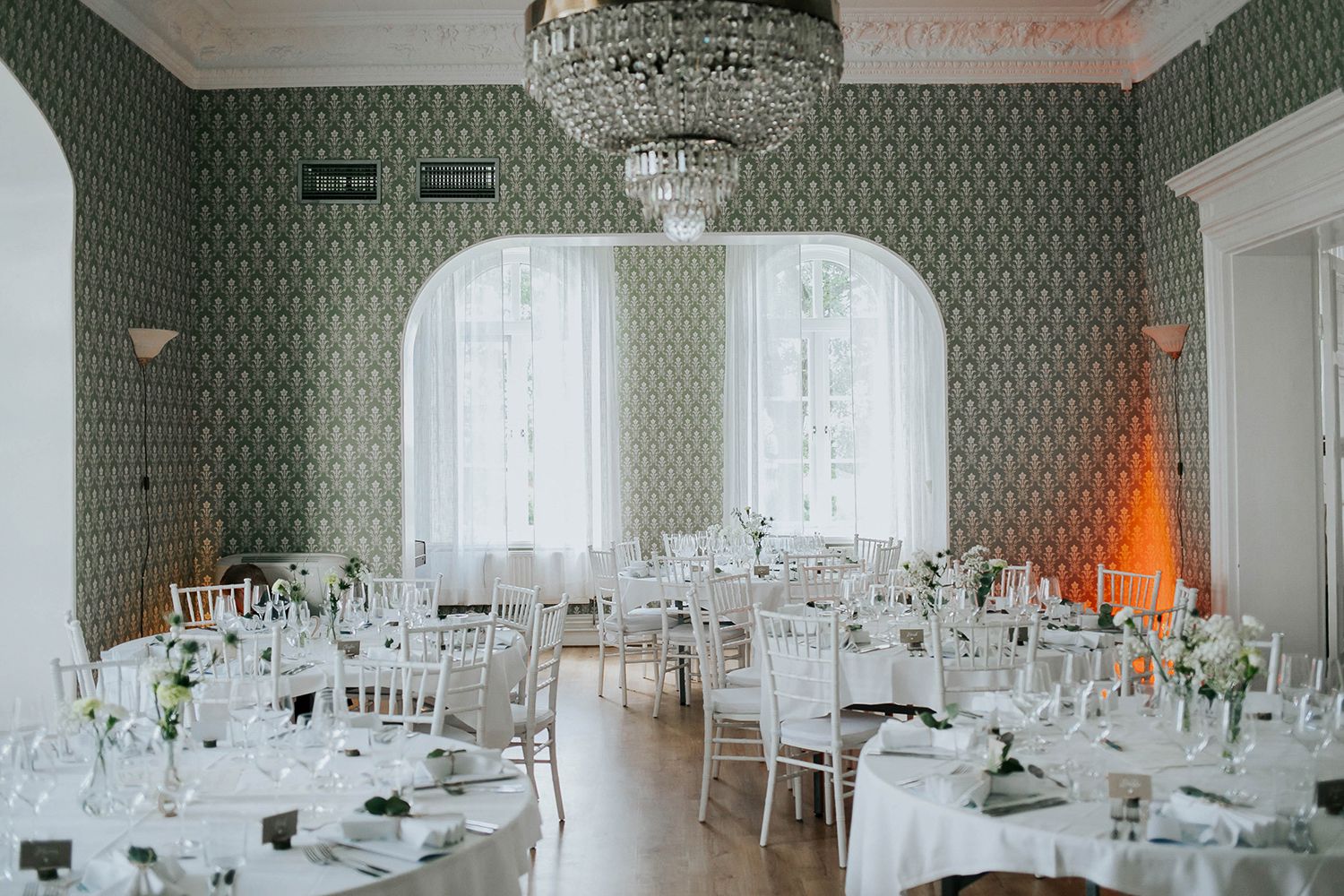Bröllop i Örebro. Karlslunds herrgård. Utomhusvigsel. Fotograf i Karlstad Rebecca Nordin. Middagssalen.