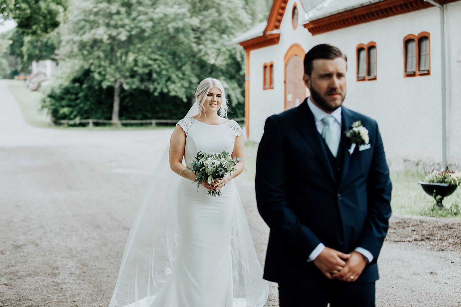 Bröllop i Örebro. Karlslunds herrgård. Utomhusvigsel. Fotograf i Karlstad Rebecca Nordin.
