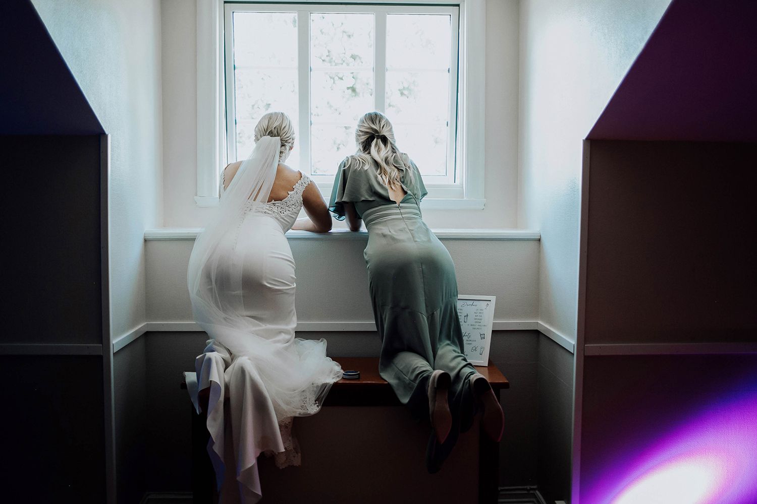Bröllop i Örebro. Karlslunds herrgård. Utomhusvigsel. Fotograf i Karlstad Rebecca Nordin.