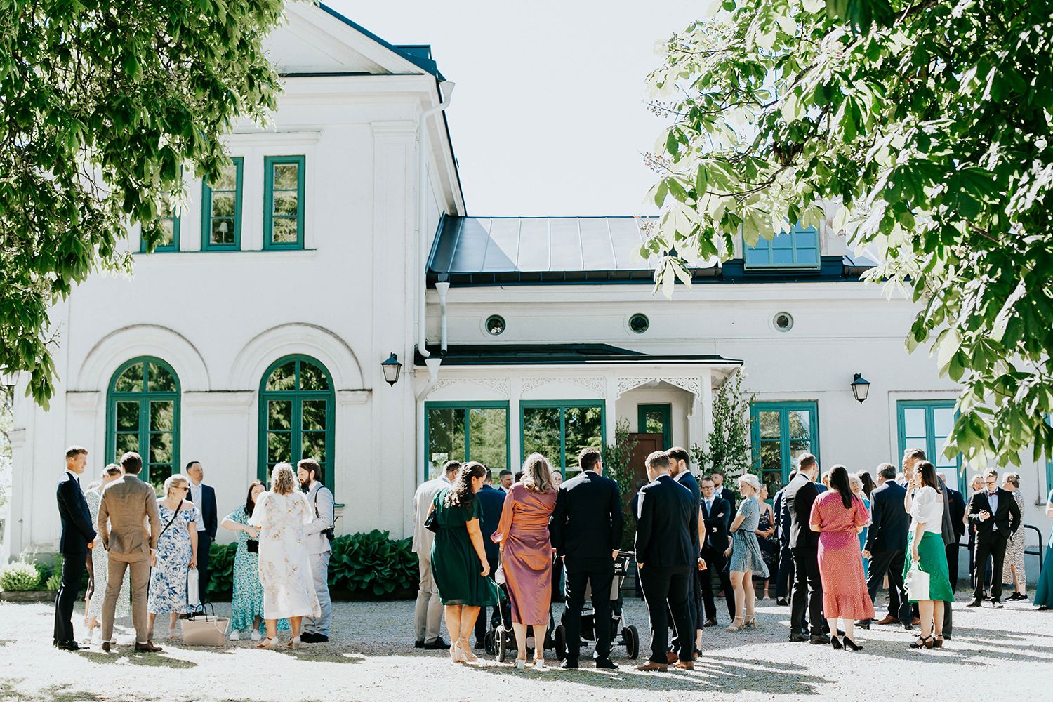 Bröllop i Örebro. Karlslunds herrgård. Utomhusvigsel. Fotograf i Karlstad Rebecca Nordin.