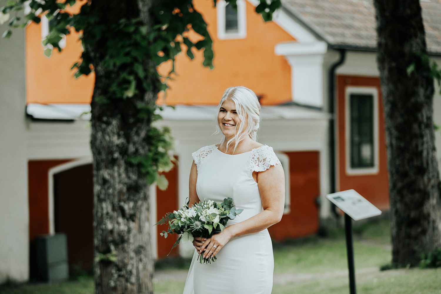Bröllop i Örebro. Karlslunds herrgård. Utomhusvigsel. Fotograf i Karlstad Rebecca Nordin.