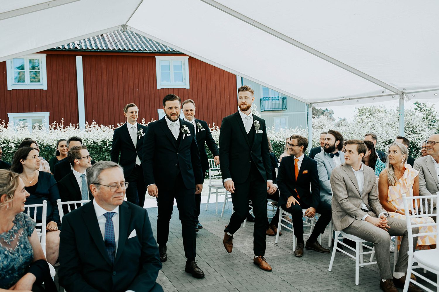 Bröllop i Örebro. Karlslunds herrgård. Utomhusvigsel. Fotograf i Karlstad Rebecca Nordin.