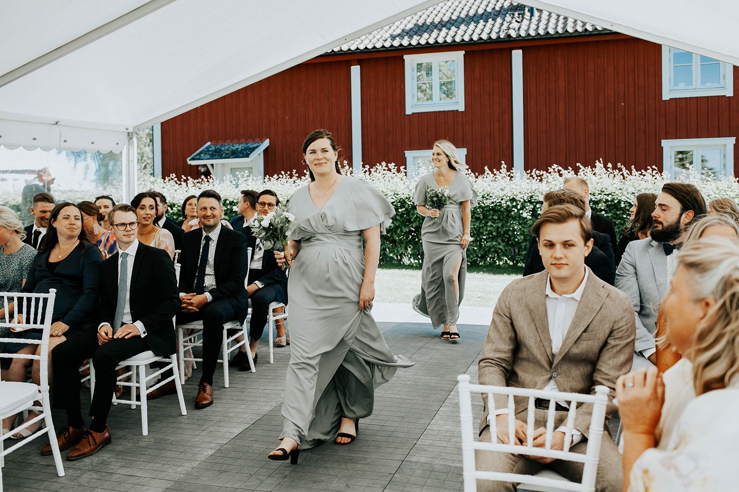 Bröllop i Örebro. Karlslunds herrgård. Utomhusvigsel. Fotograf i Karlstad Rebecca Nordin.