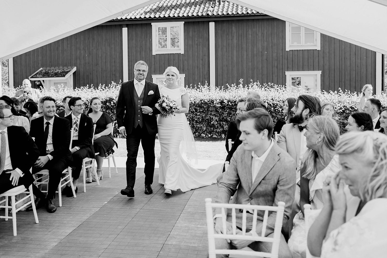 Bröllop i Örebro. Karlslunds herrgård. Utomhusvigsel. Fotograf i Karlstad Rebecca Nordin. Brudens ingång.
