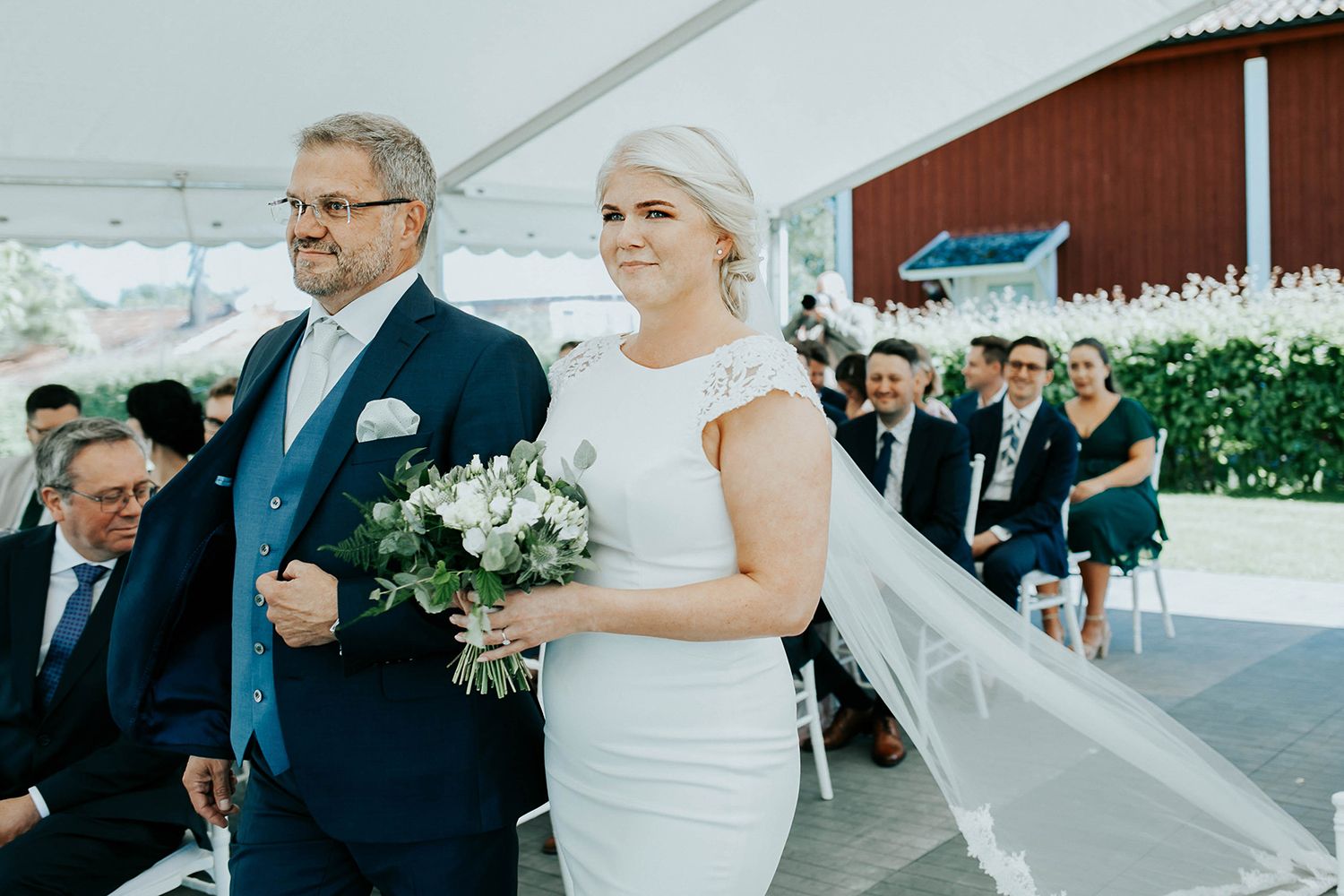 Bröllop i Örebro. Karlslunds herrgård. Utomhusvigsel. Fotograf i Karlstad Rebecca Nordin.