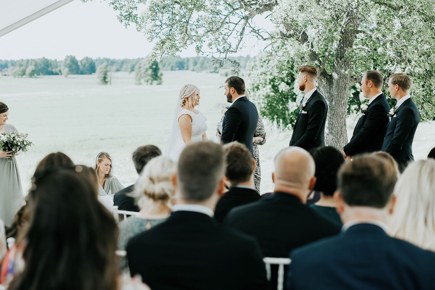 Bröllop i Örebro. Karlslunds herrgård. Utomhusvigsel. Fotograf i Karlstad Rebecca Nordin.