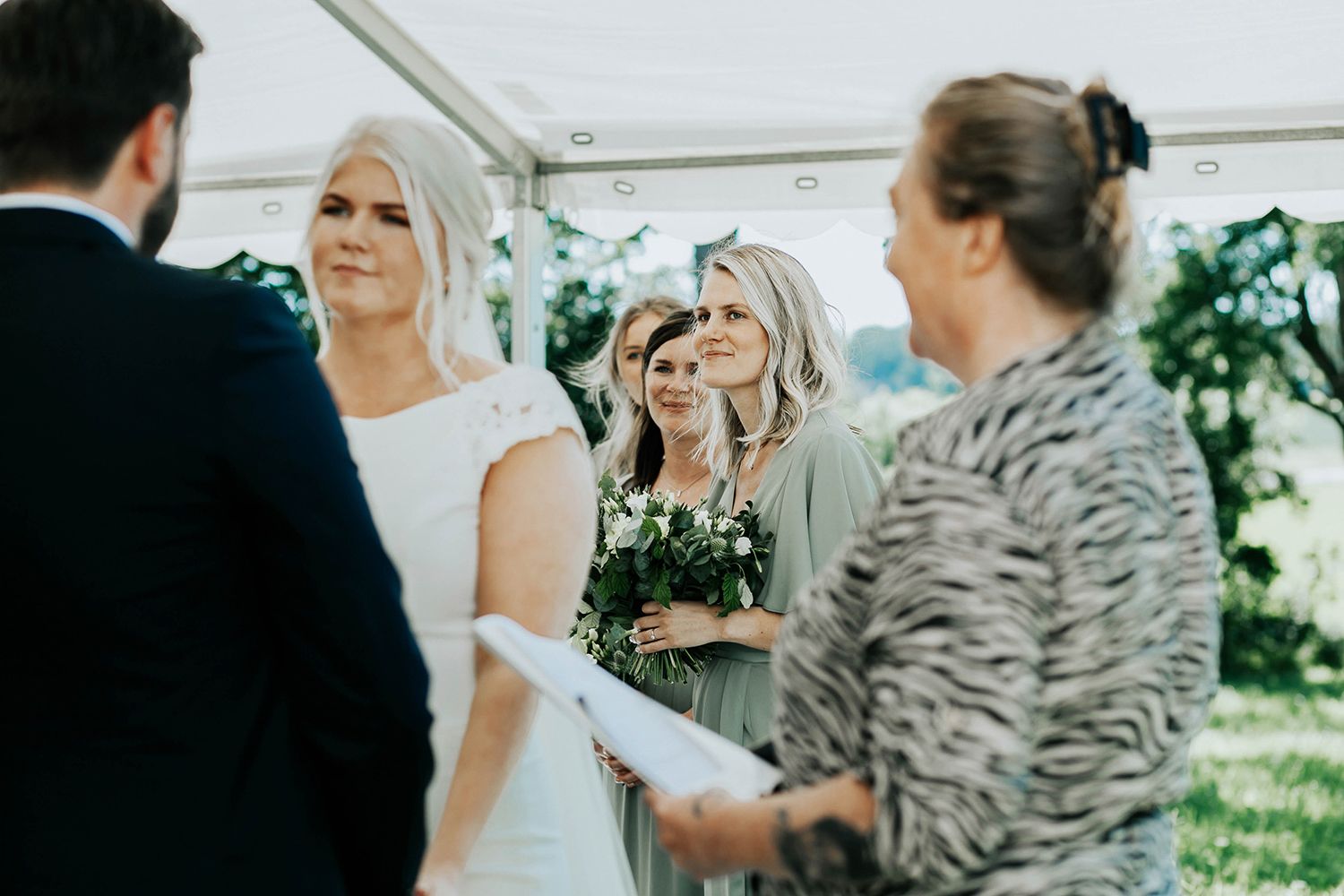 Bröllop i Örebro. Karlslunds herrgård. Utomhusvigsel. Fotograf i Karlstad Rebecca Nordin.