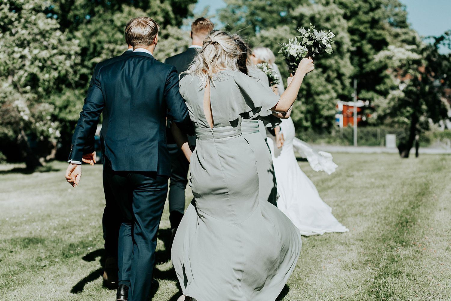 Bröllop i Örebro. Karlslunds herrgård. Utomhusvigsel. Fotograf i Karlstad Rebecca Nordin.