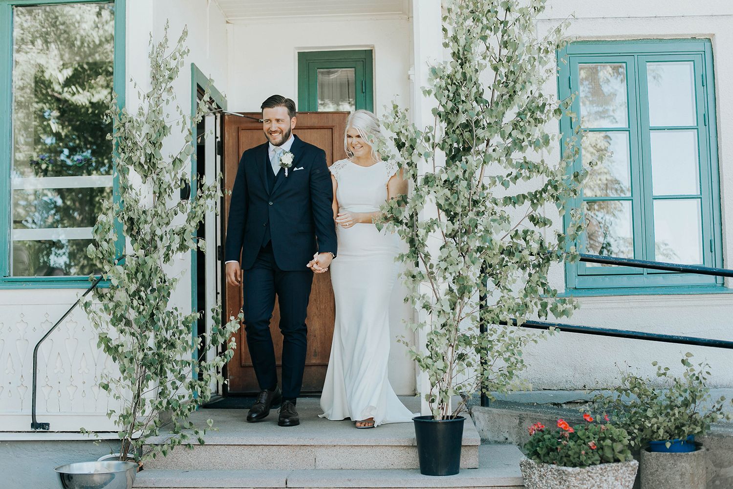 Bröllop i Örebro. Karlslunds herrgård. Utomhusvigsel. Fotograf i Karlstad Rebecca Nordin.