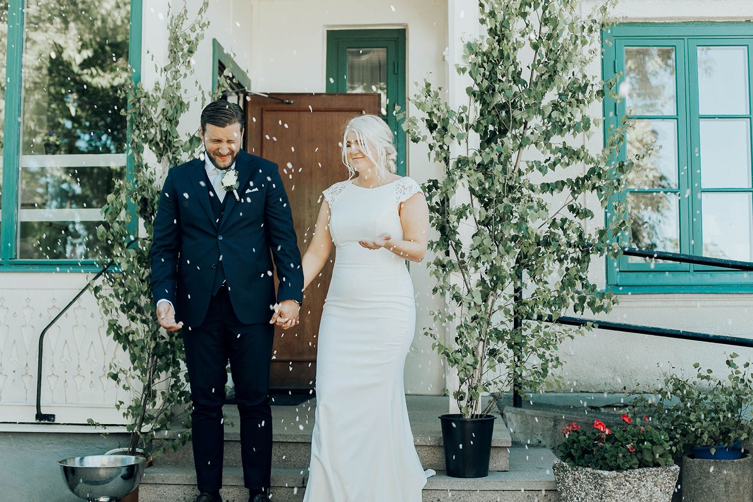 Bröllop i Örebro. Karlslunds herrgård. Utomhusvigsel. Fotograf i Karlstad Rebecca Nordin. Gratulationer.