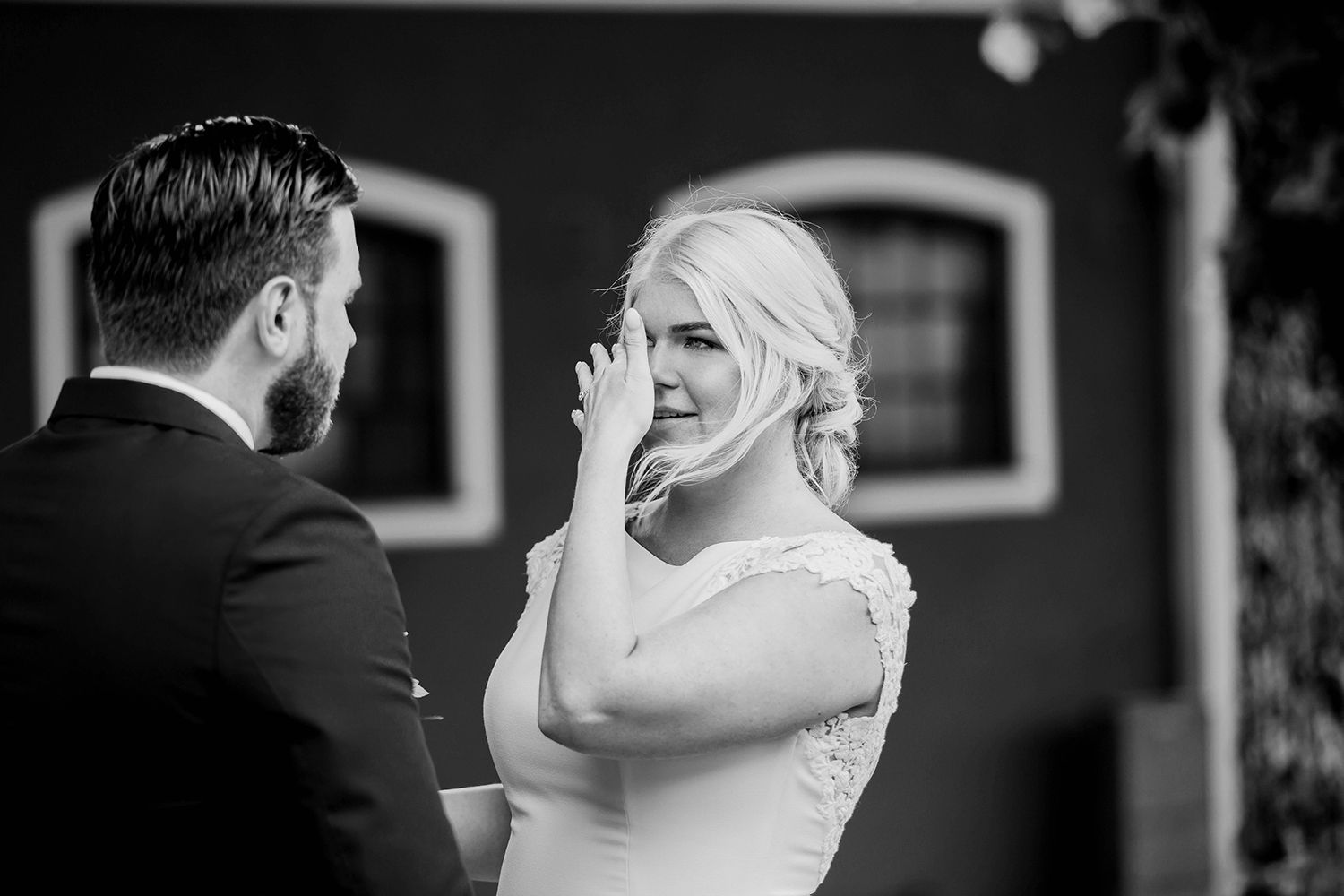 Bröllop i Örebro. Karlslunds herrgård. Utomhusvigsel. Fotograf i Karlstad Rebecca Nordin.