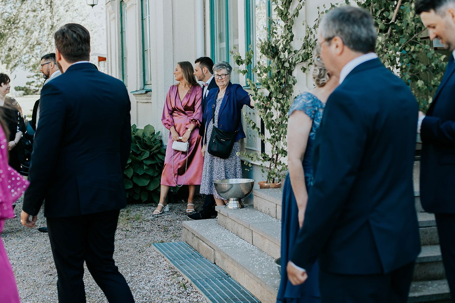 Bröllop i Örebro. Karlslunds herrgård. Utomhusvigsel. Fotograf i Karlstad Rebecca Nordin.