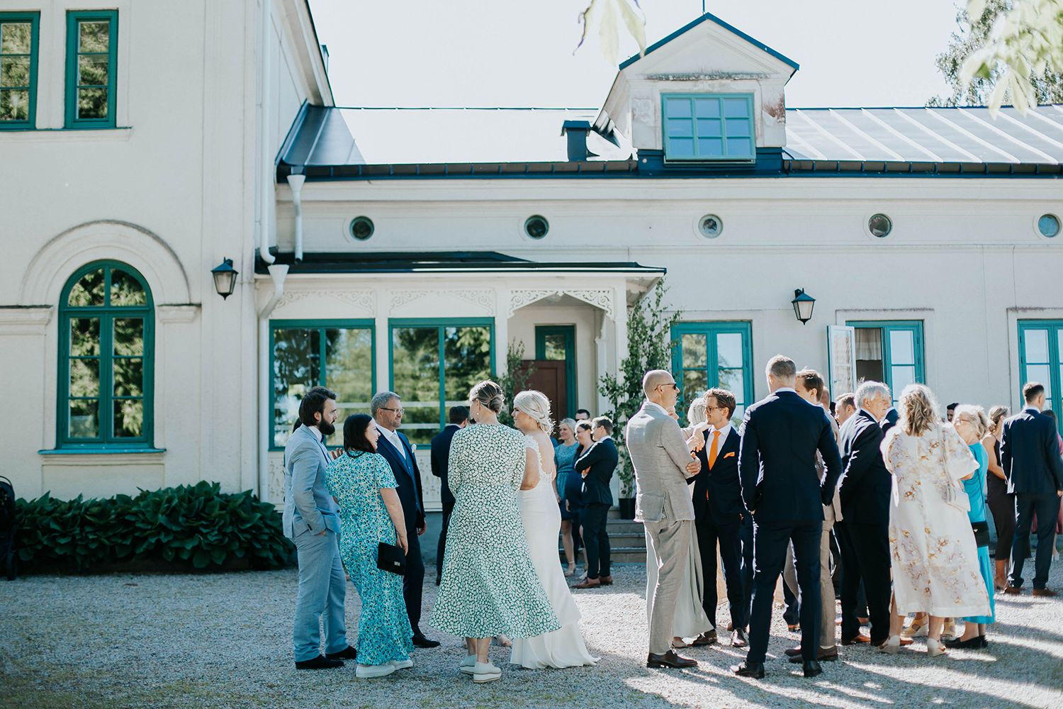 Bröllop i Örebro. Karlslunds herrgård. Utomhusvigsel. Fotograf i Karlstad Rebecca Nordin.