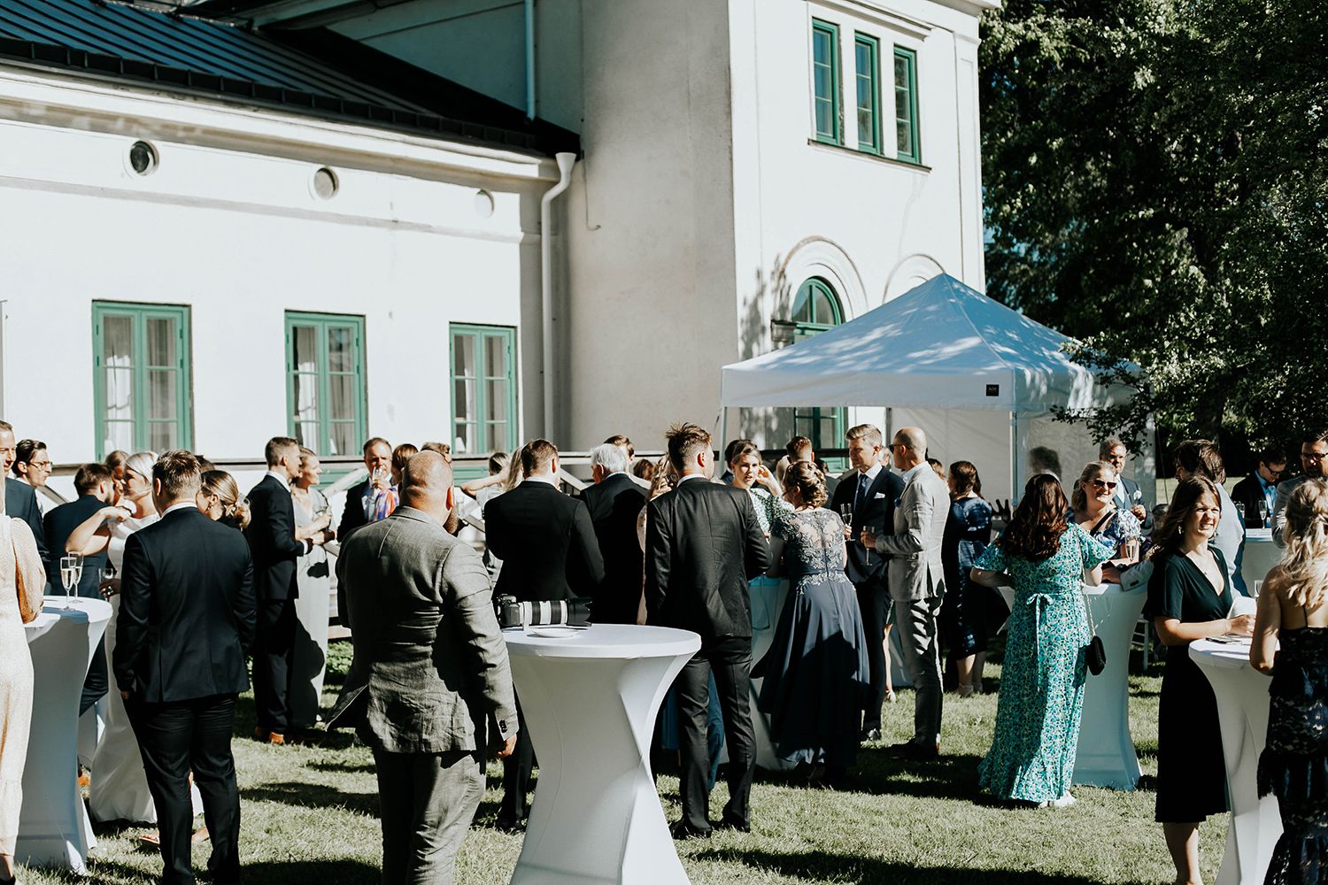 Bröllop i Örebro. Karlslunds herrgård. Utomhusvigsel. Fotograf i Karlstad Rebecca Nordin.