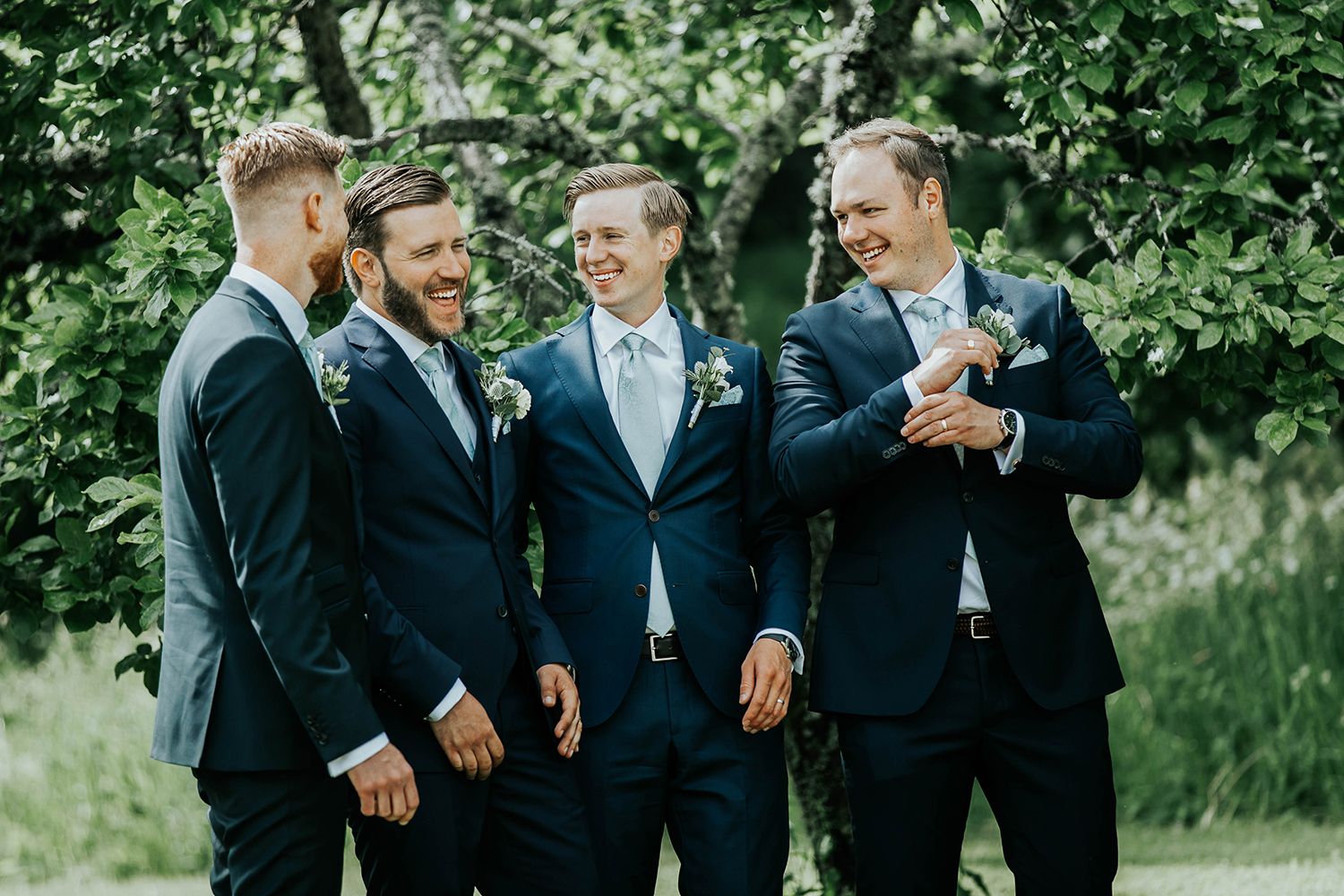 Bröllop i Örebro. Karlslunds herrgård. Utomhusvigsel. Fotograf i Karlstad Rebecca Nordin.