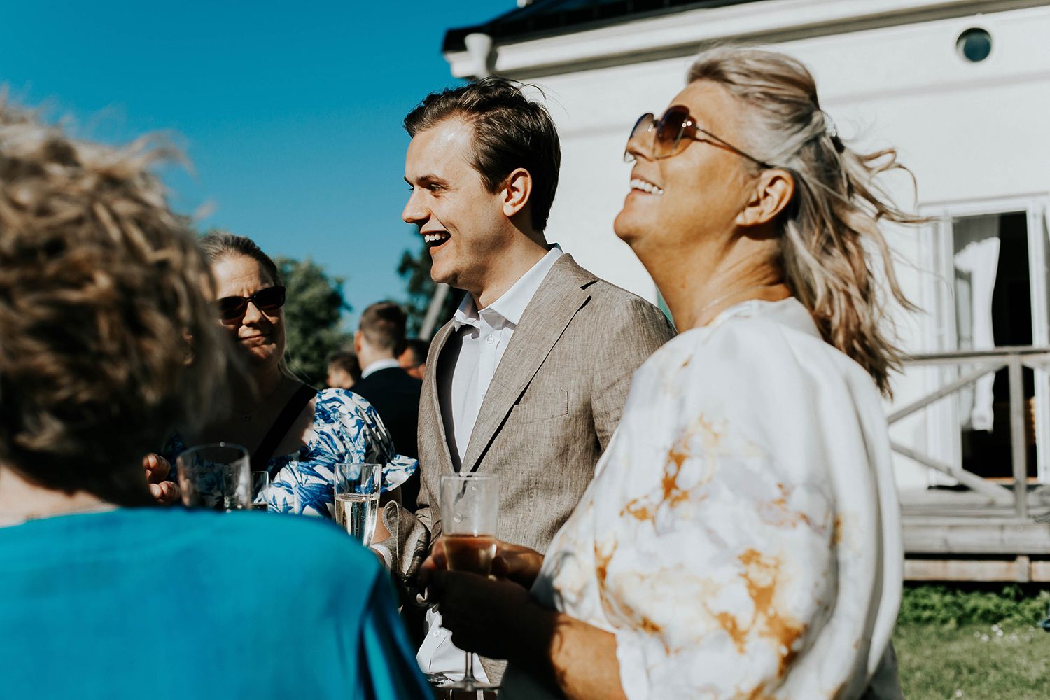 Bröllop i Örebro. Karlslunds herrgård. Utomhusvigsel. Fotograf i Karlstad Rebecca Nordin.