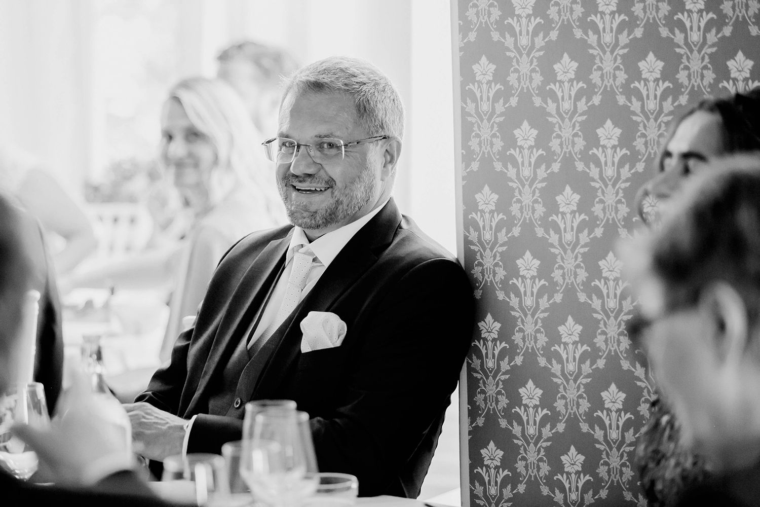 Bröllop i Örebro. Karlslunds herrgård. Utomhusvigsel. Fotograf i Karlstad Rebecca Nordin.
