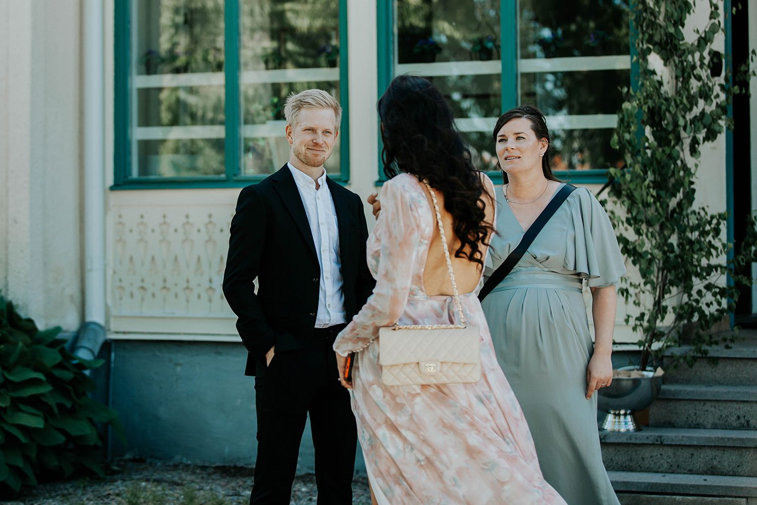 Bröllop i Örebro. Karlslunds herrgård. Utomhusvigsel. Fotograf i Karlstad Rebecca Nordin.