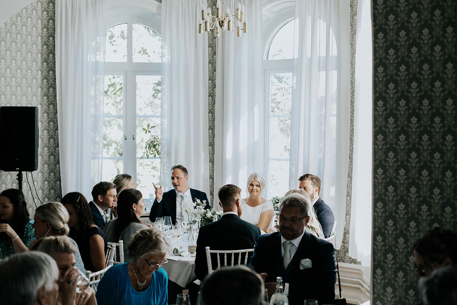 Bröllop i Örebro. Karlslunds herrgård. Utomhusvigsel. Fotograf i Karlstad Rebecca Nordin.