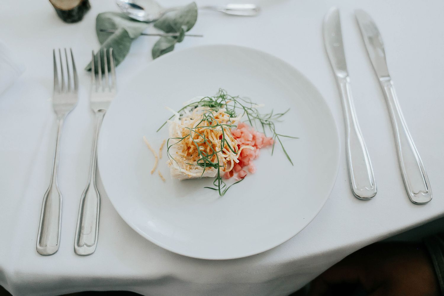 Bröllop i Örebro. Karlslunds herrgård. Utomhusvigsel. Fotograf i Karlstad Rebecca Nordin.