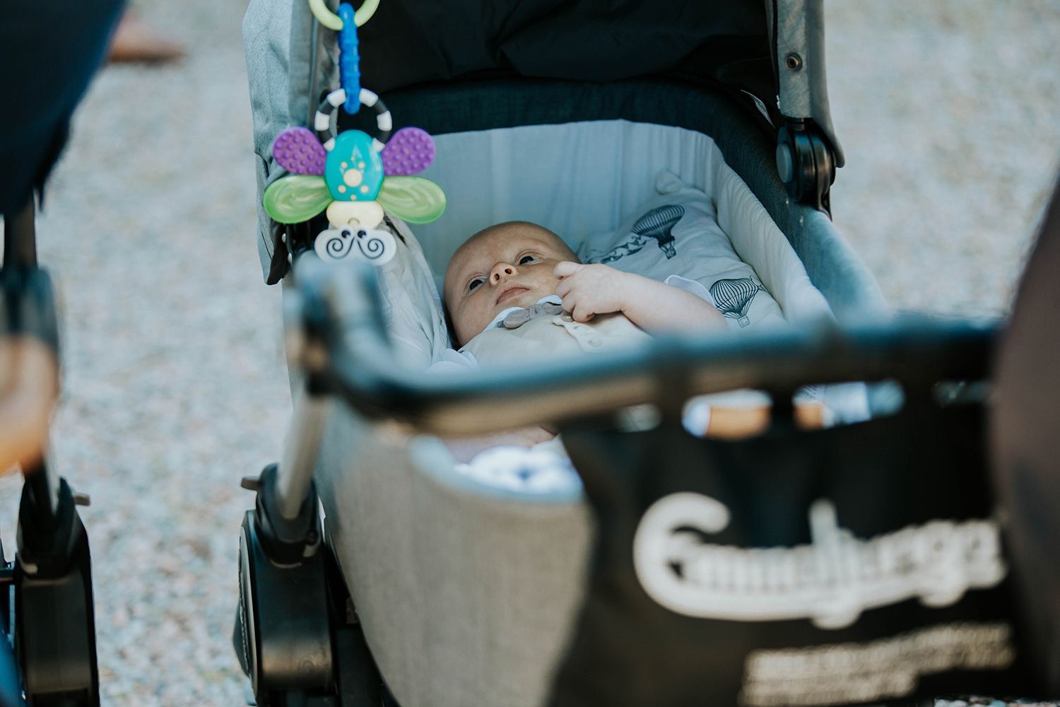 Bröllop i Örebro. Karlslunds herrgård. Utomhusvigsel. Fotograf i Karlstad Rebecca Nordin.