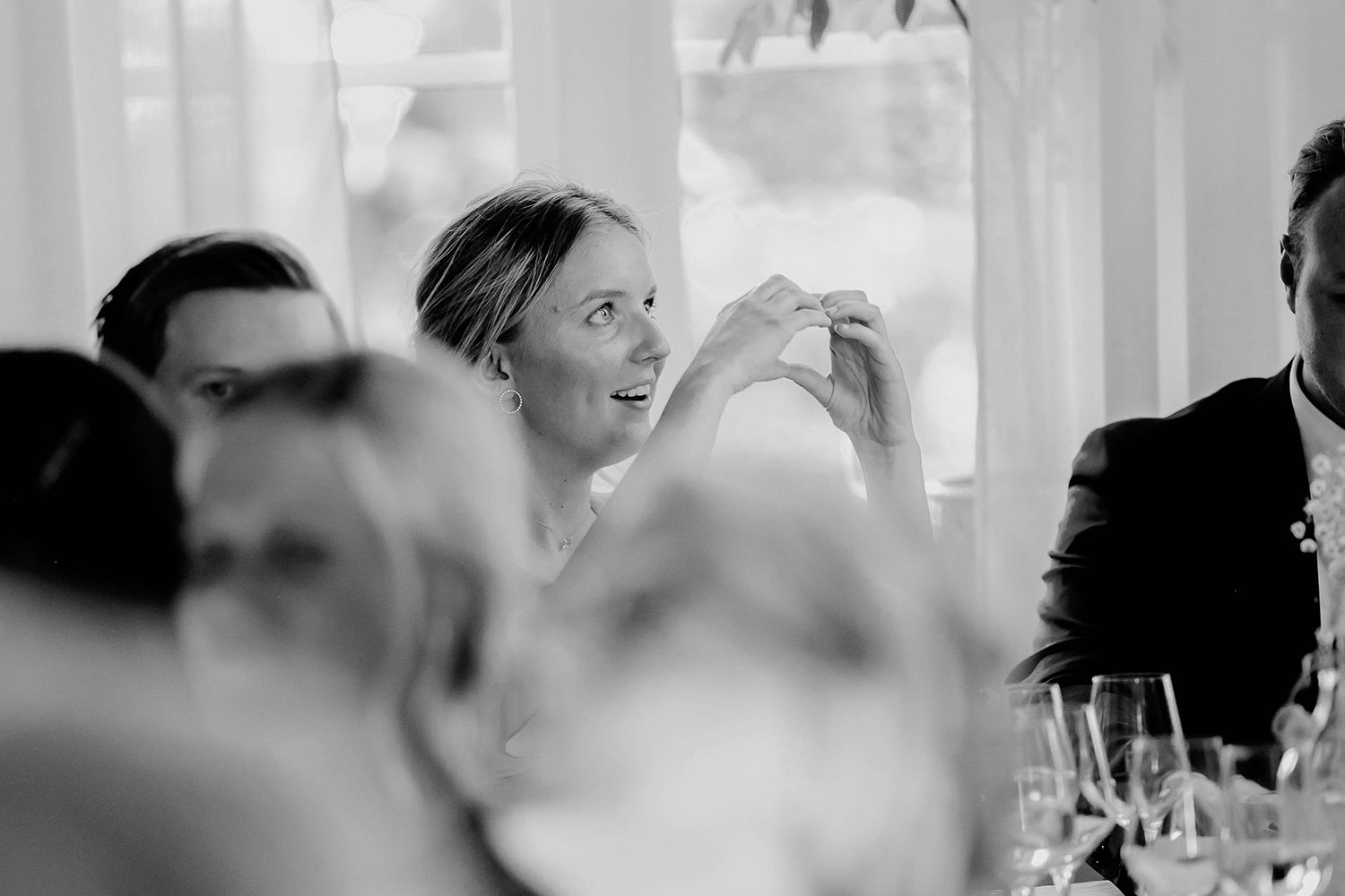 Bröllop i Örebro. Karlslunds herrgård. Utomhusvigsel. Fotograf i Karlstad Rebecca Nordin.