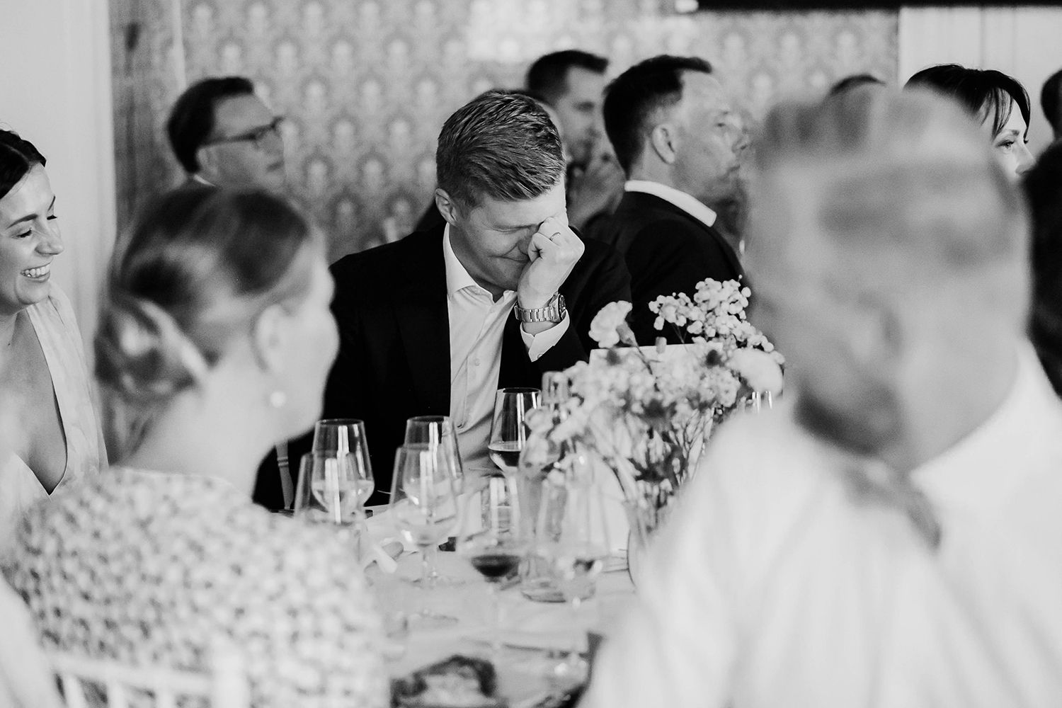 Bröllop i Örebro. Karlslunds herrgård. Utomhusvigsel. Fotograf i Karlstad Rebecca Nordin.