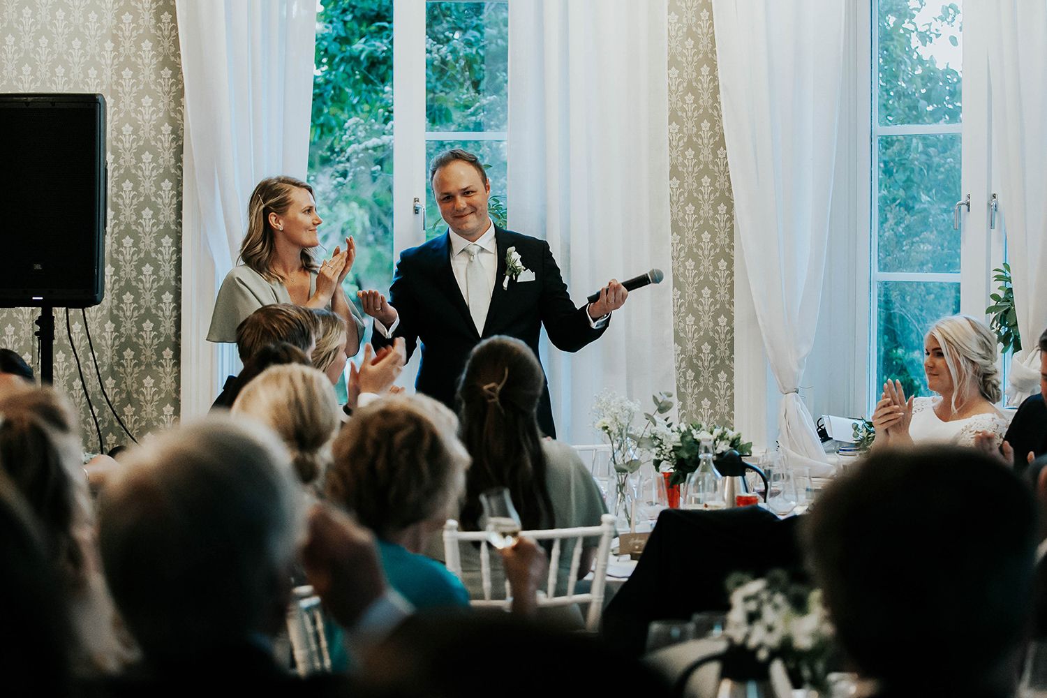 Bröllop i Örebro. Karlslunds herrgård. Utomhusvigsel. Fotograf i Karlstad Rebecca Nordin.