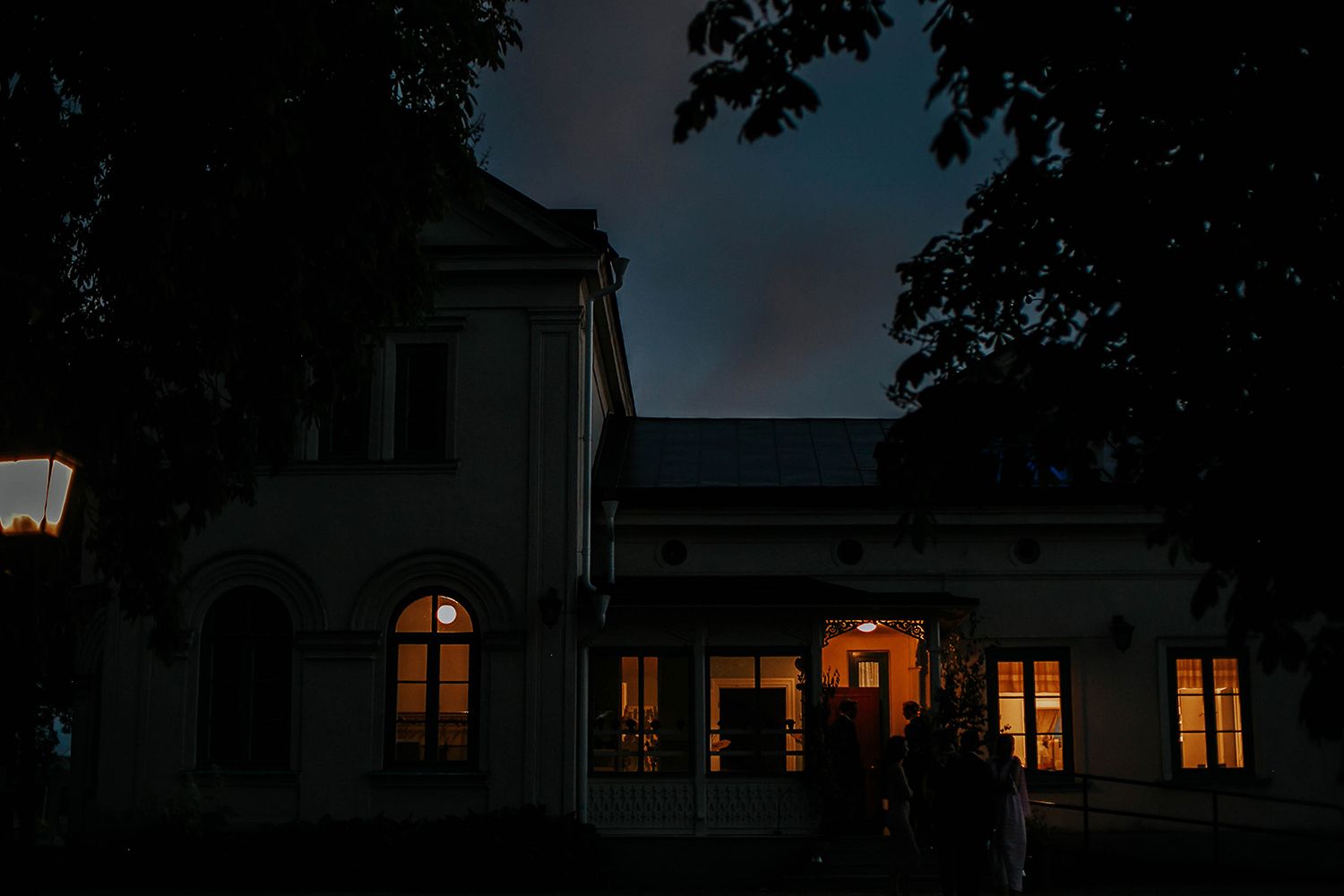Bröllop i Örebro. Karlslunds herrgård. Utomhusvigsel. Fotograf i Karlstad Rebecca Nordin.