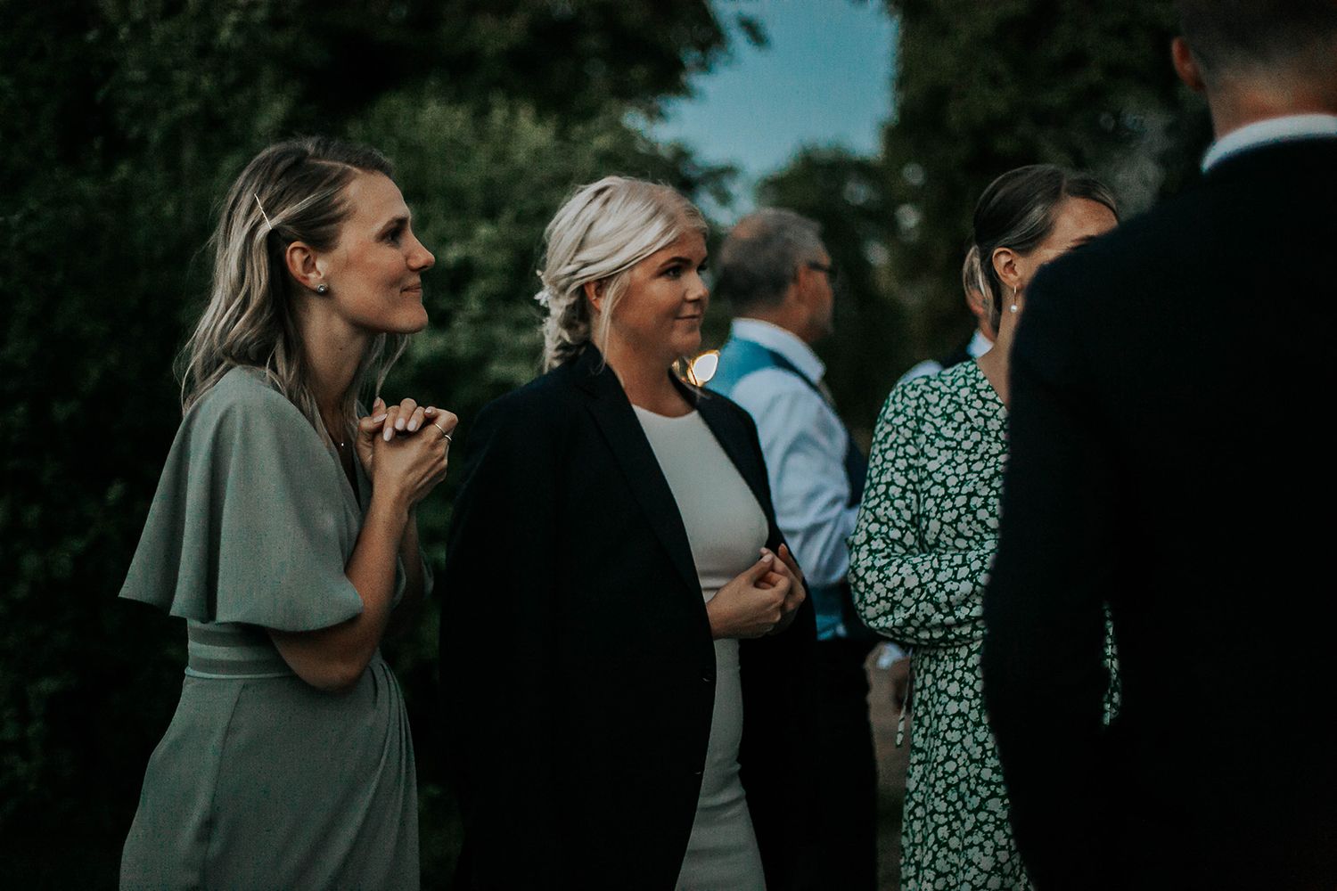 Bröllop i Örebro. Karlslunds herrgård. Utomhusvigsel. Fotograf i Karlstad Rebecca Nordin.