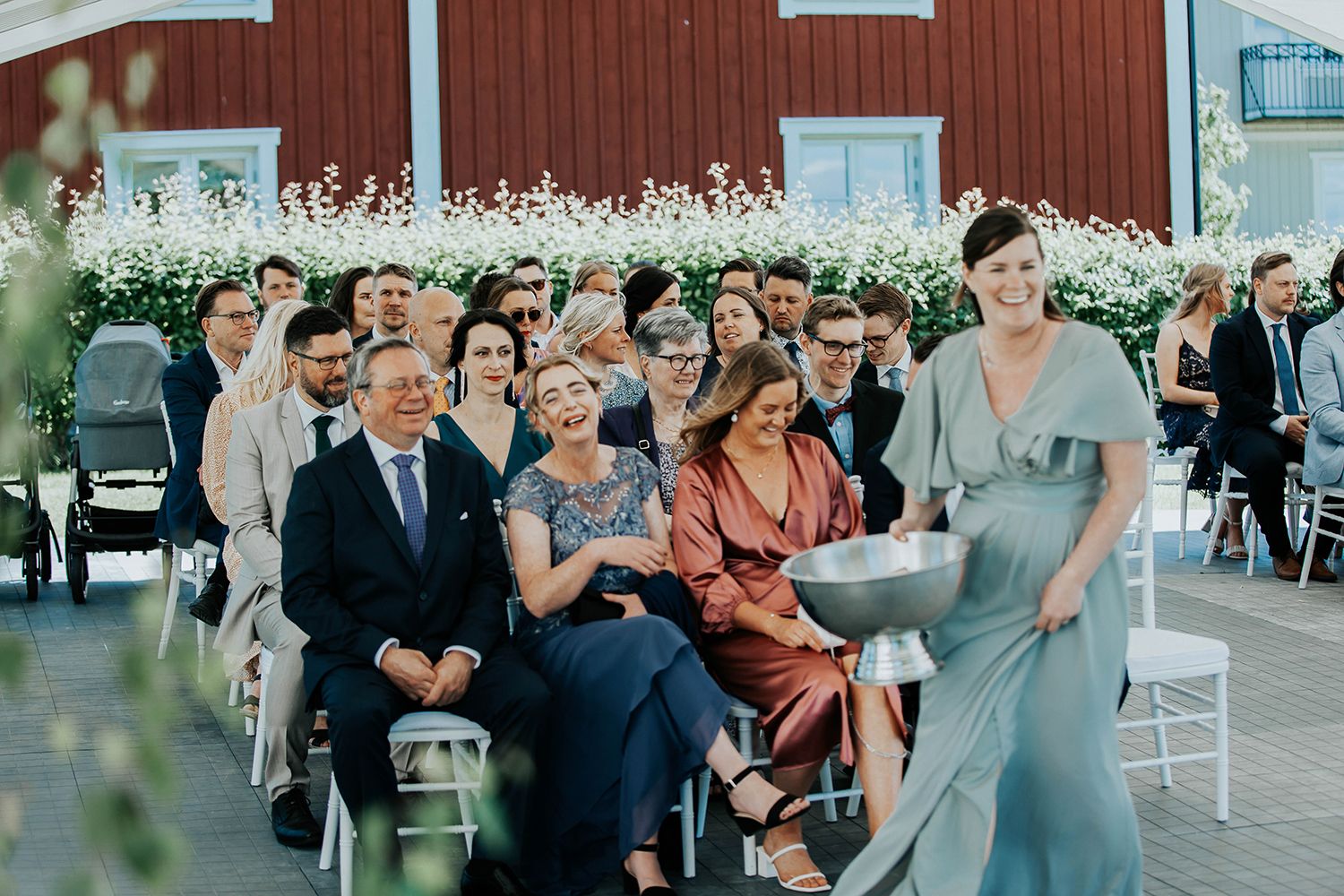 Bröllop i Örebro. Karlslunds herrgård. Utomhusvigsel. Fotograf i Karlstad Rebecca Nordin.