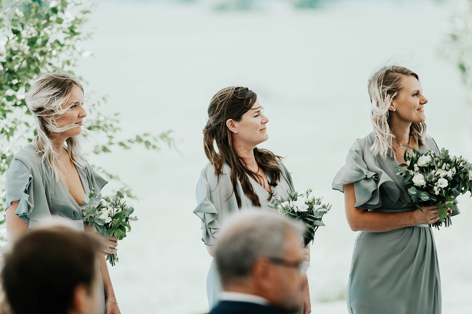 Bröllop i Örebro. Karlslunds herrgård. Utomhusvigsel. Fotograf i Karlstad Rebecca Nordin.