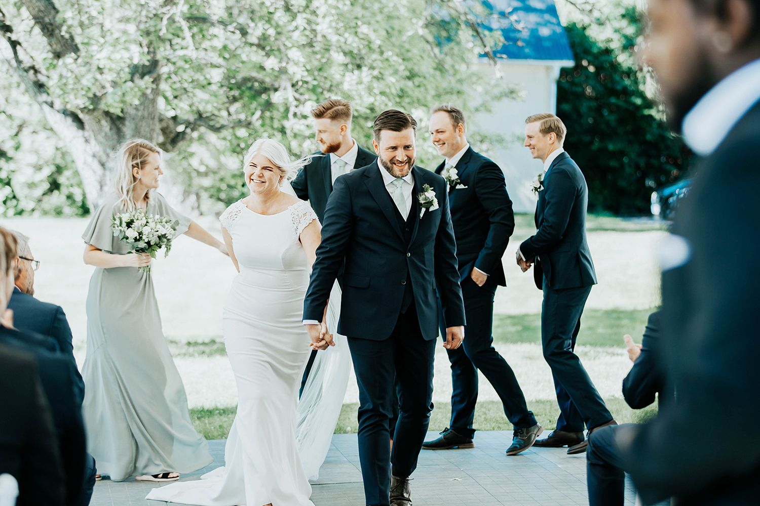 Bröllop i Örebro. Karlslunds herrgård. Utomhusvigsel. Fotograf i Karlstad Rebecca Nordin.
