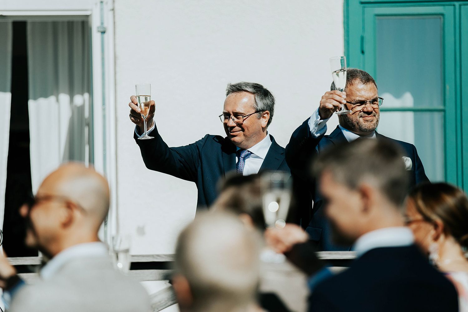 Bröllop i Örebro. Karlslunds herrgård. Utomhusvigsel. Fotograf i Karlstad Rebecca Nordin.