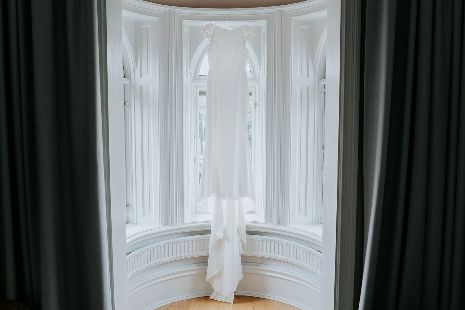 Bröllop i Örebro. Karlslunds herrgård. Utomhusvigsel. Fotograf i Karlstad Rebecca Nordin. brudklänning.