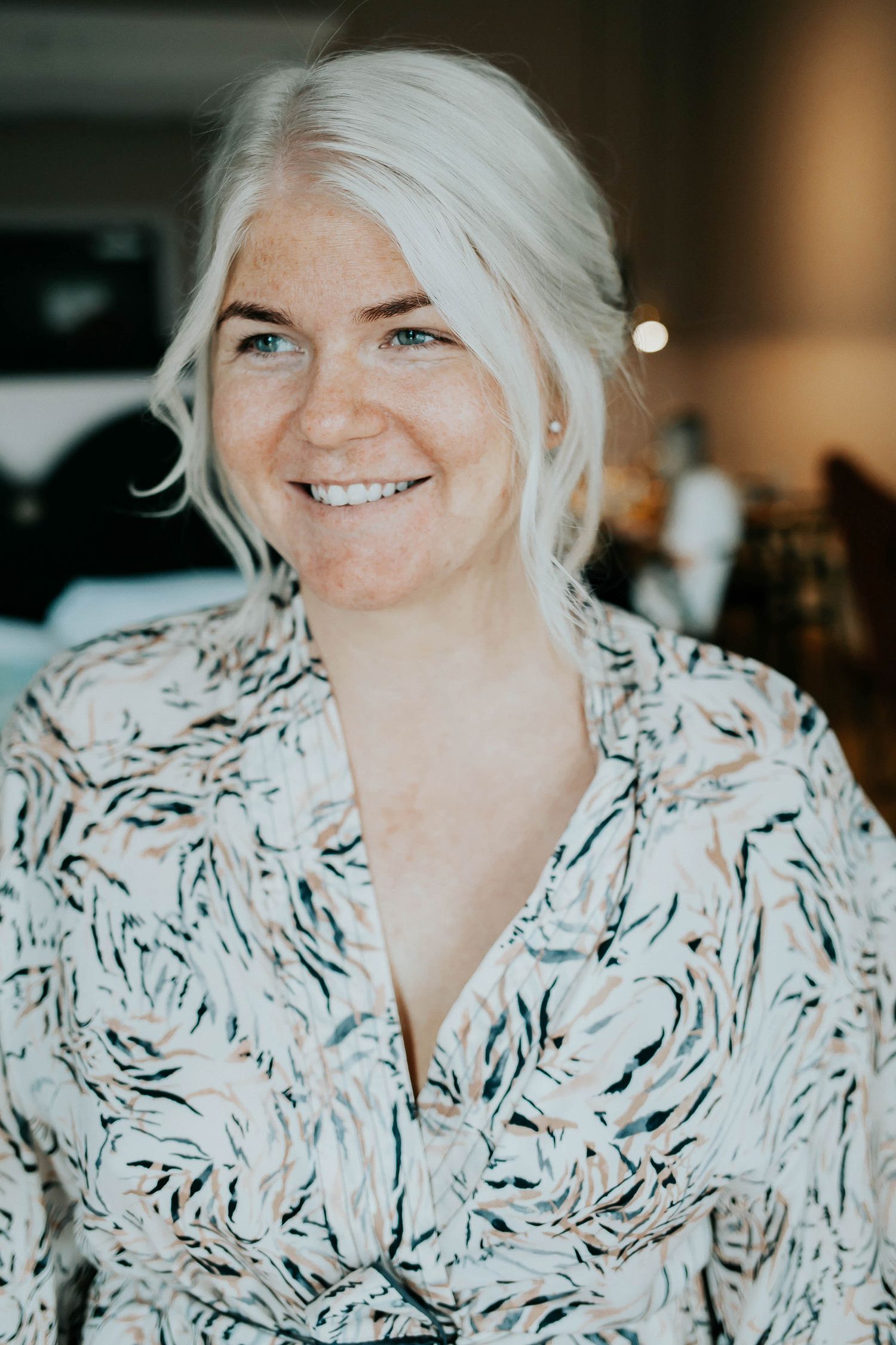 Bröllop i Örebro. Karlslunds herrgård. Utomhusvigsel. Fotograf i Karlstad Rebecca Nordin.