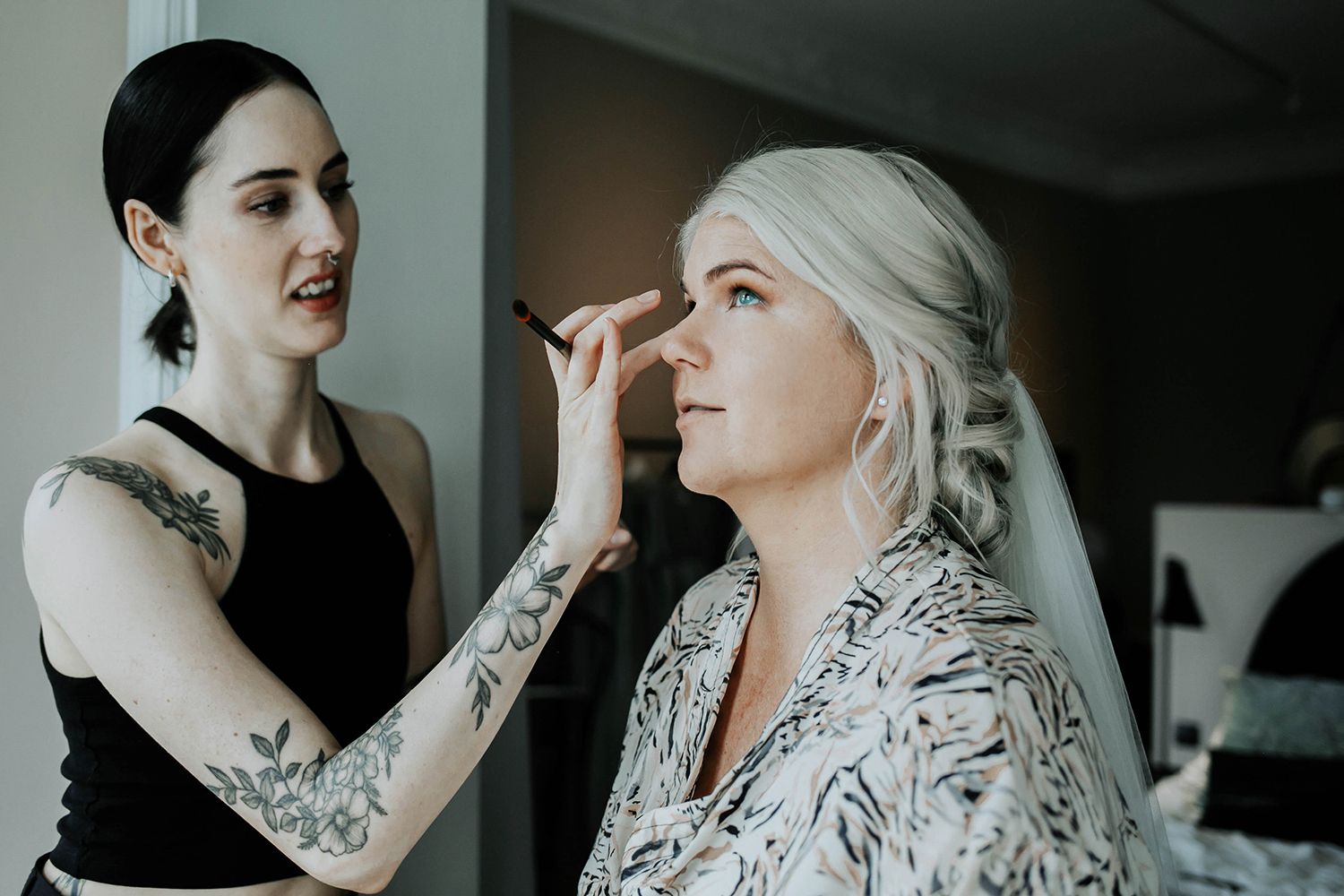 Bröllop i Örebro. Karlslunds herrgård. Utomhusvigsel. Fotograf i Karlstad Rebecca Nordin. make up artist.